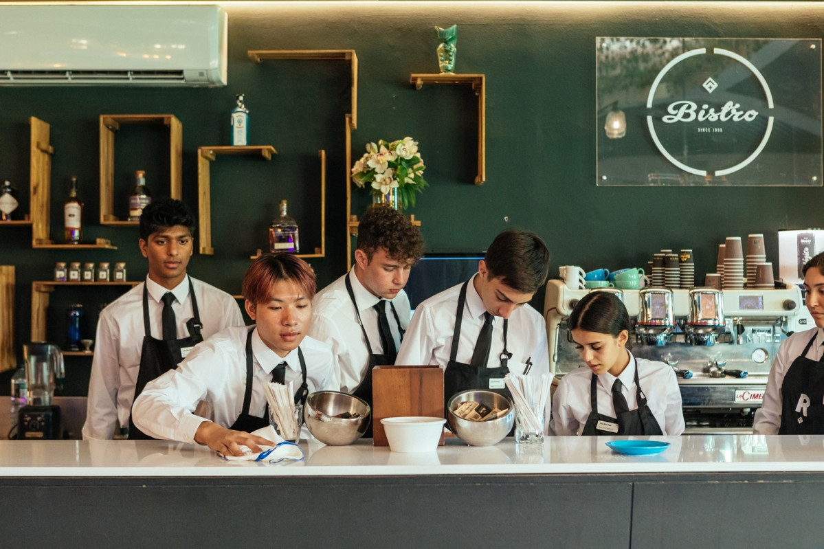 Alumnos en Les Roches Marbella campus Bistro