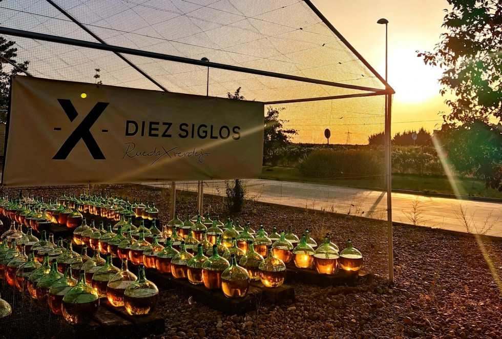 Diez Siglos   damajuanas puesta de sol