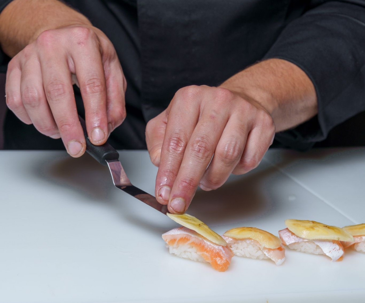Preparaciu00f3n cocina japonesa en Santoku
