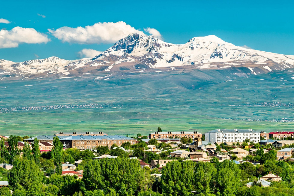 Aragats Mount Armenia Vista do monte Aragats sobre a cidade de Gyumri en Armenia