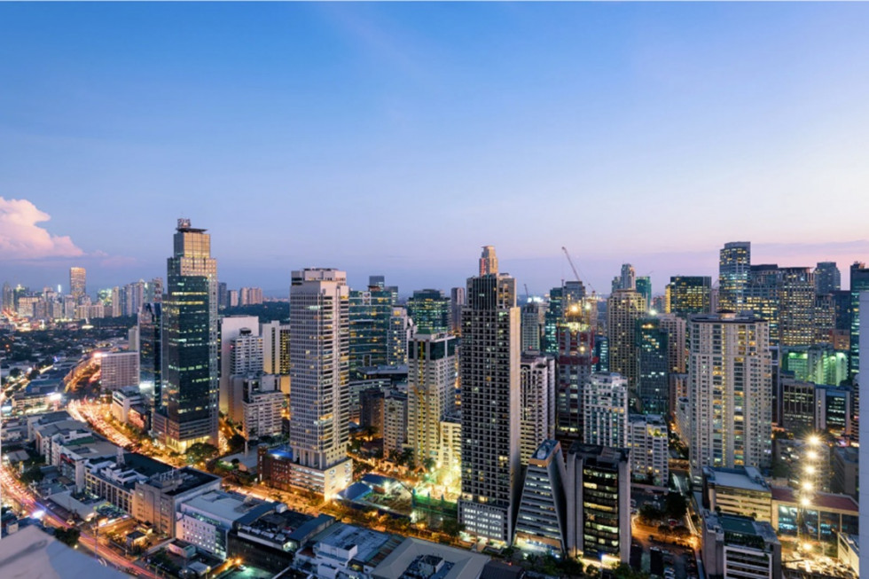 Makati 'skyline' al atardecer (Manila, Filipinas).