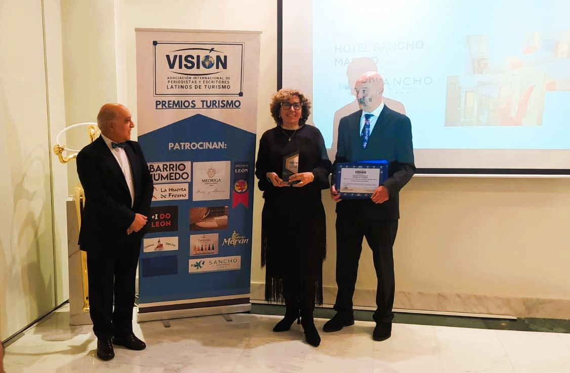 Mari Carmen Rouco, directora del Hotel Sancho recibe el Premio Hospitalidad
