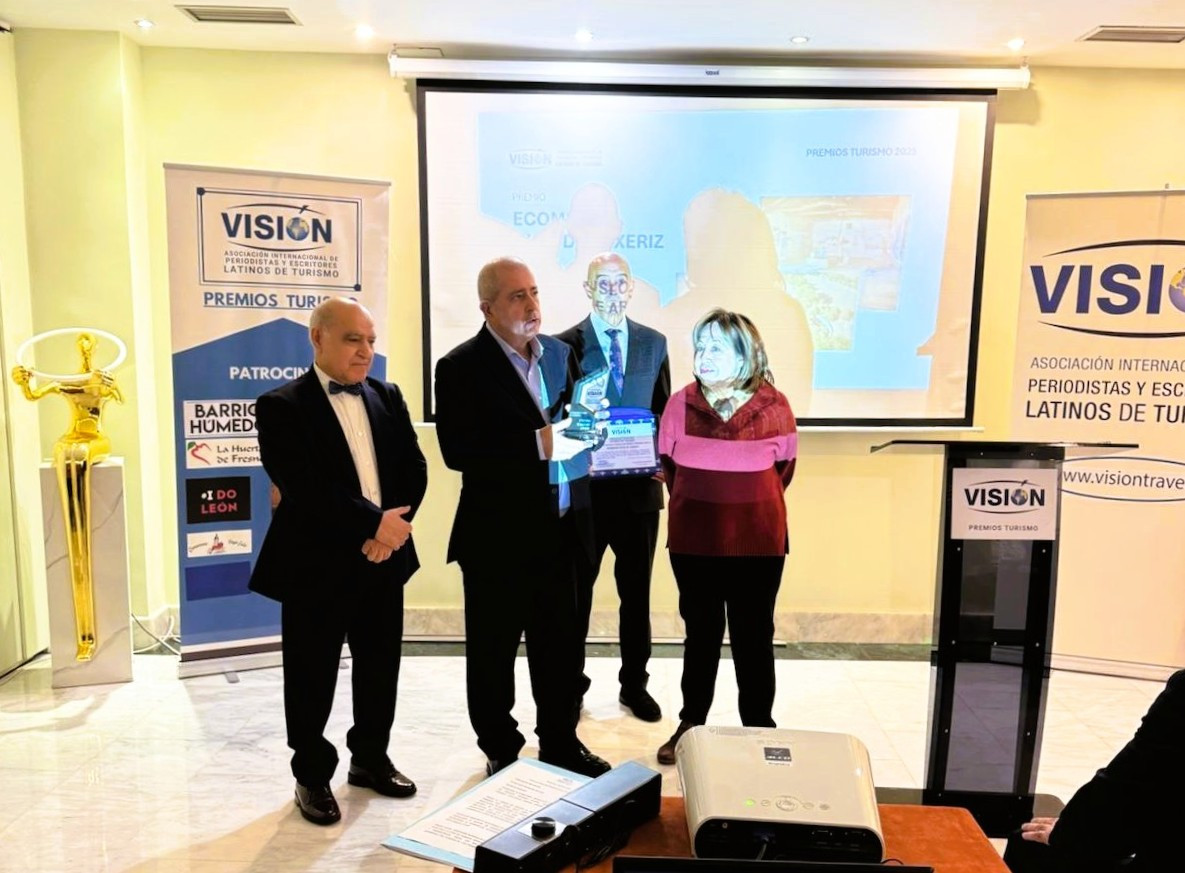 Fernando Rodriguez, entrega el premio Milagros Mondejar de Ecomuseo de Arxeriz, Lugo