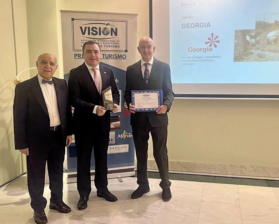 De izq, a dcha ( Antu00f3n Alonso, presentador de los Premios Visiu00f3n,  Alexander Chkuaseli, Embajador de Georgia en Espau00f1a y Tomu00e1s R, Artega, Presidente de VISION
