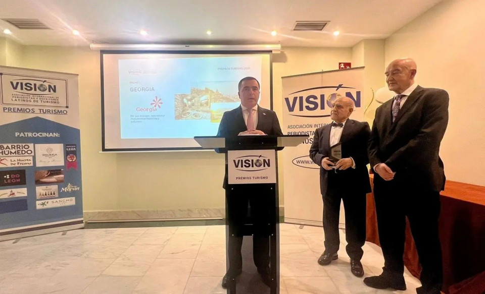 El Embajador de Georgia en España, agradeciendo el Premio recibido