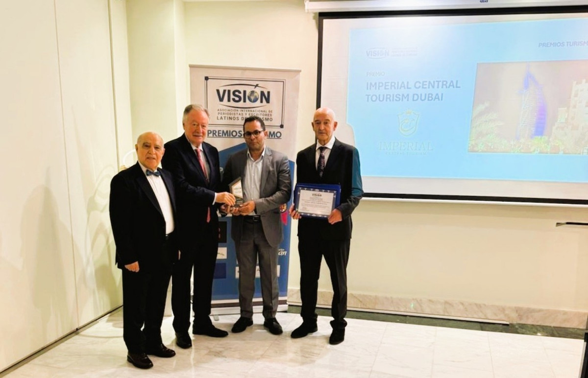 Josu00e9 Rodriguez, Consul de Filipinas, entrega el premio Aman Dubai