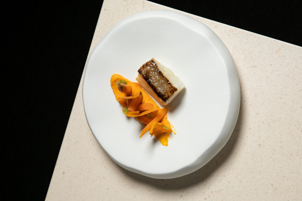 Sua eta haize gorria, bacalao al calor de la brasa, zanahoria en texturas y migas de pan orgu00e1nico