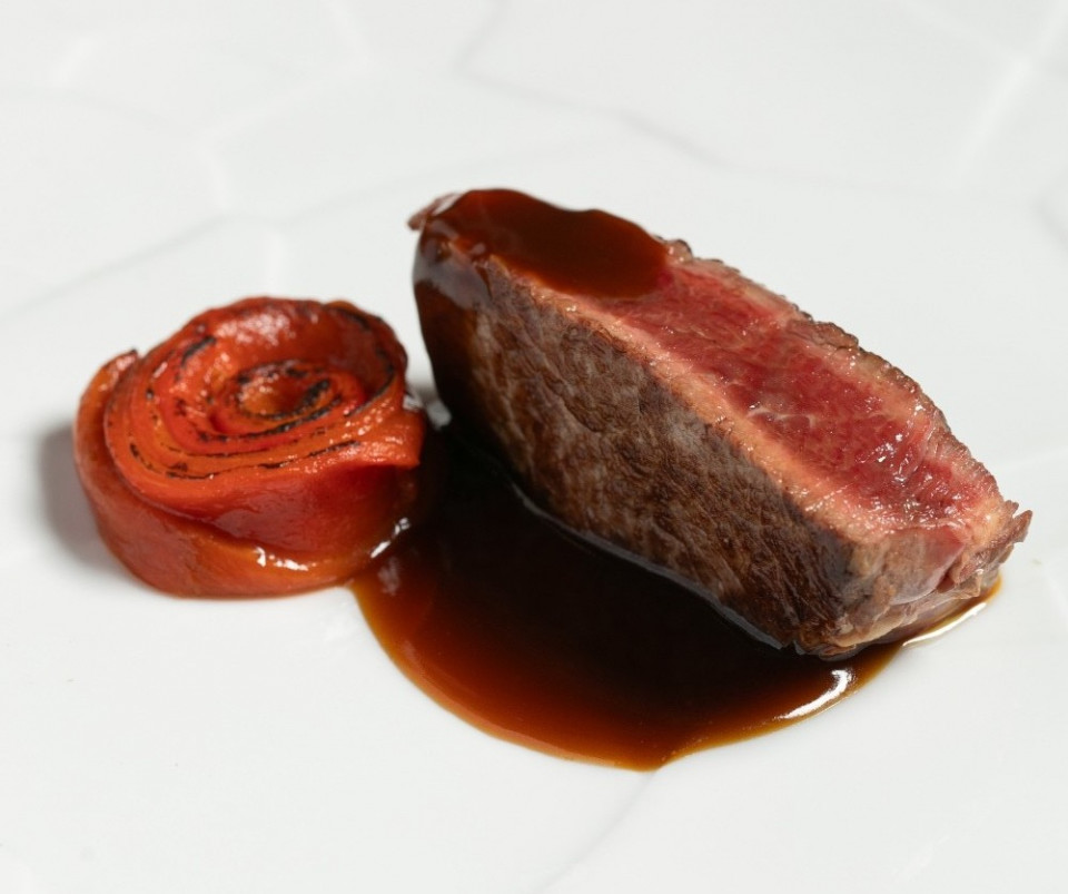 Mendiko bihotza, vacuno asado con flor de pimiento rojo