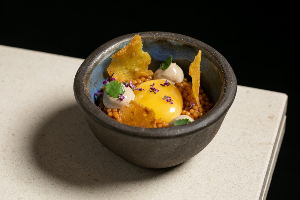 Lurra eta ortua, yema de huevo de caserío sobre estofado de trigo