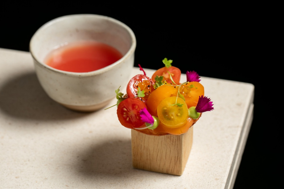 Eguzkiaren musua, sopa de tomate con aceite virgen y minitalo de maíz