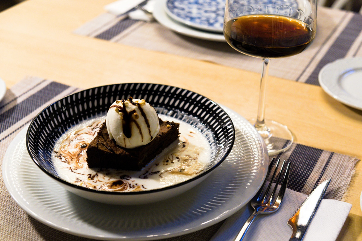 Vino dulce PX y muffin de chocolate con helado de vainilla en Taberna Bolero2