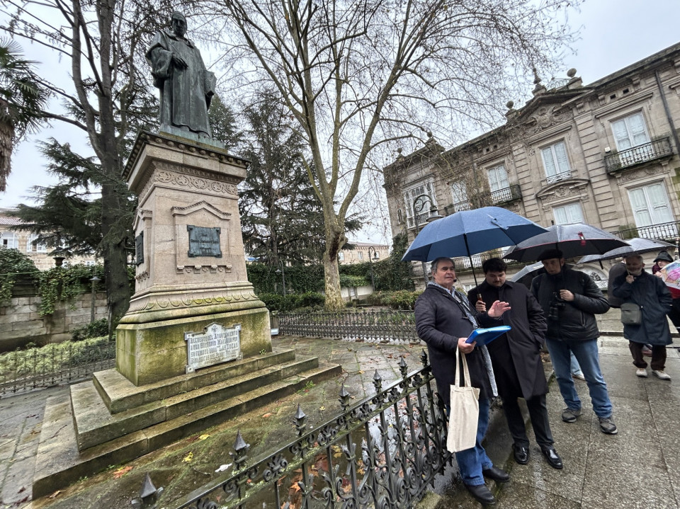 Roteiro de Lamas Carvajal, parada ante a estarua do Padre Feijoo