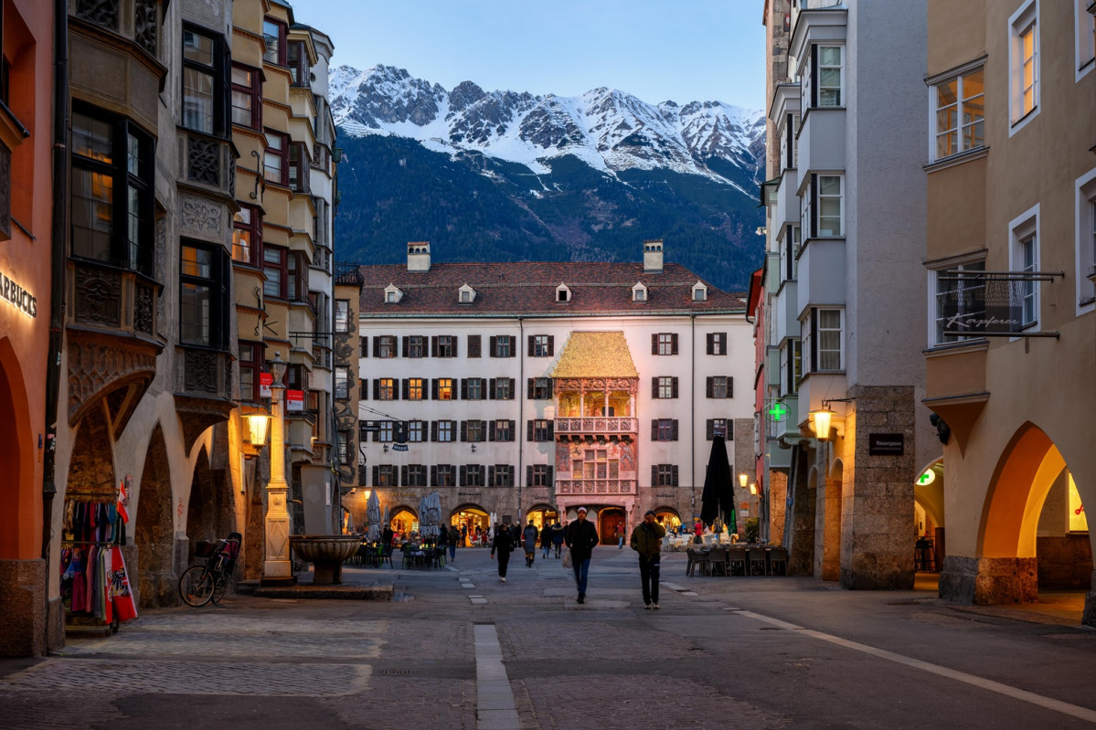 Casco Antiguo Innsbruck con tejadillo de oro al fondou00a9 Innsbruck Tourismus  Markus  Mair