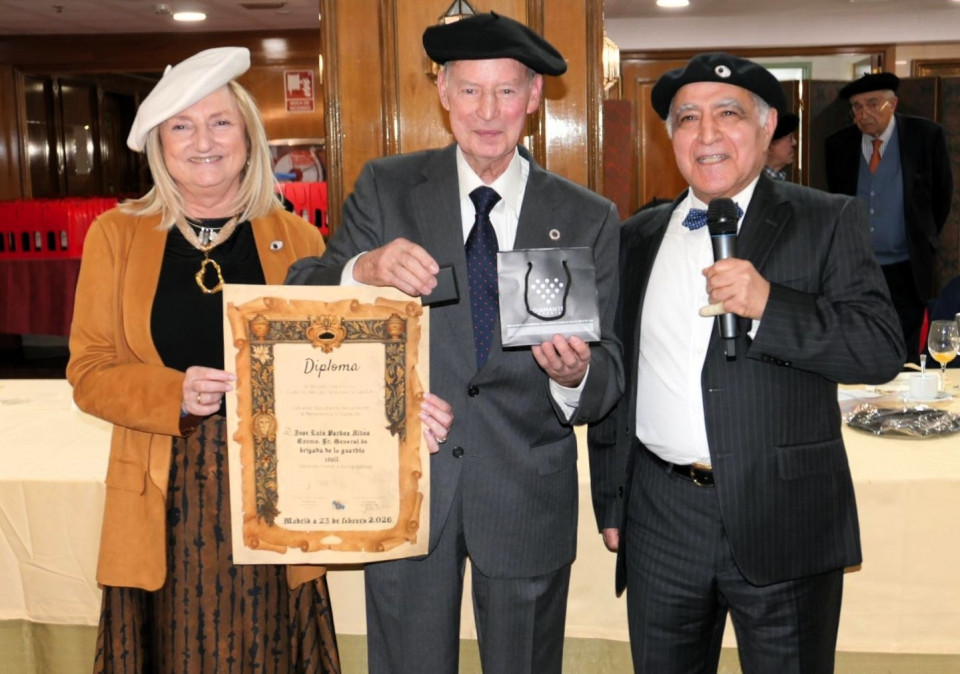 Jose Luis Pardo, recibe la insignia y el diploma del Club de la Boina de Galicia de manos de Elia Picardo y Antón Alonso