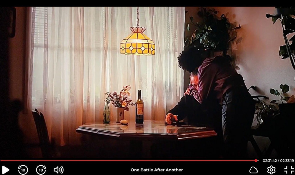 Una Batalla Tras Otra secuencia con Los Conejos Malditos