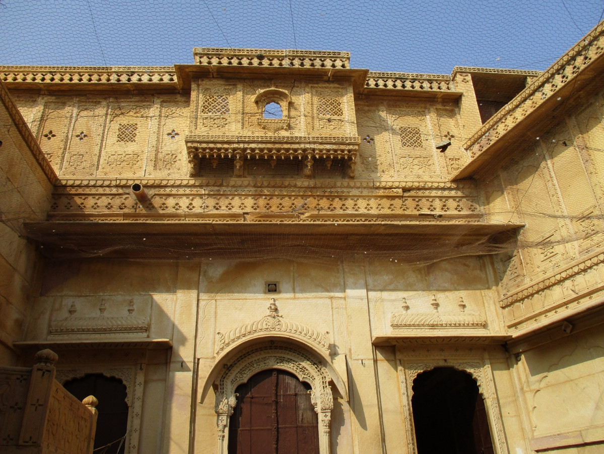 Filigrana en piedra en un patio del Fuerte Dorado de Jaisalmer