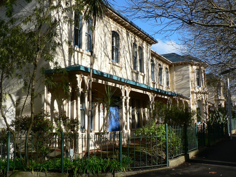 4 Casas de madera de un barrio residencial