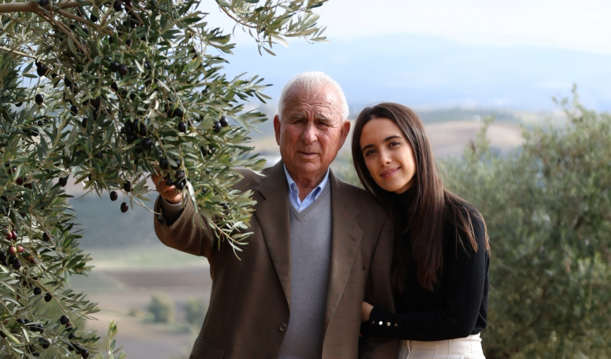 Beatriz Carmona con su abuelo