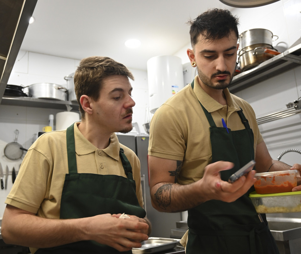 Néstor y Carlos en cocina