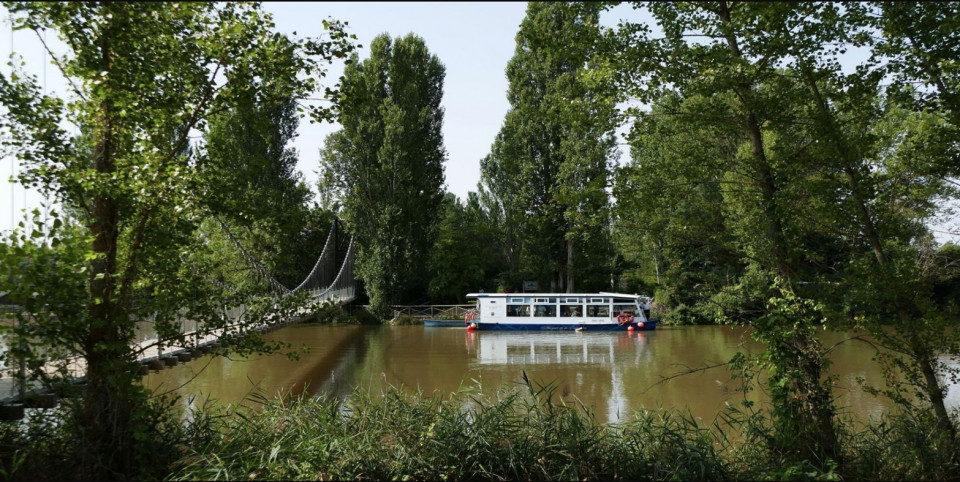 BARCO EN EL CANAL DE CASTILLA