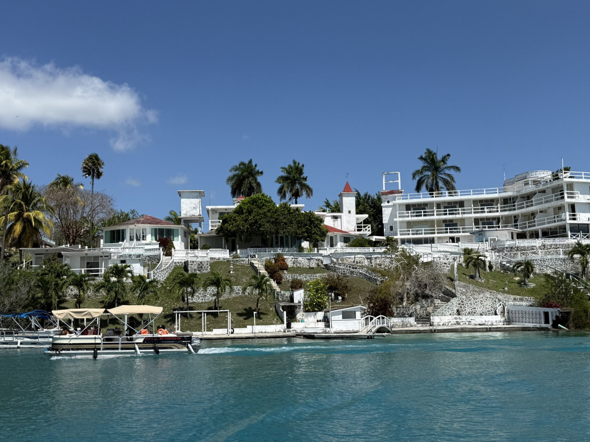 Zona de hoteles, en la laguna Bacalar