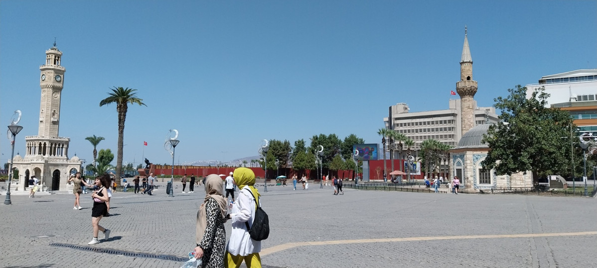 Plaza de Konak Meydani en Esmirna con la mezquita Yali Camu00edi y la Torre del Reloj de 1901