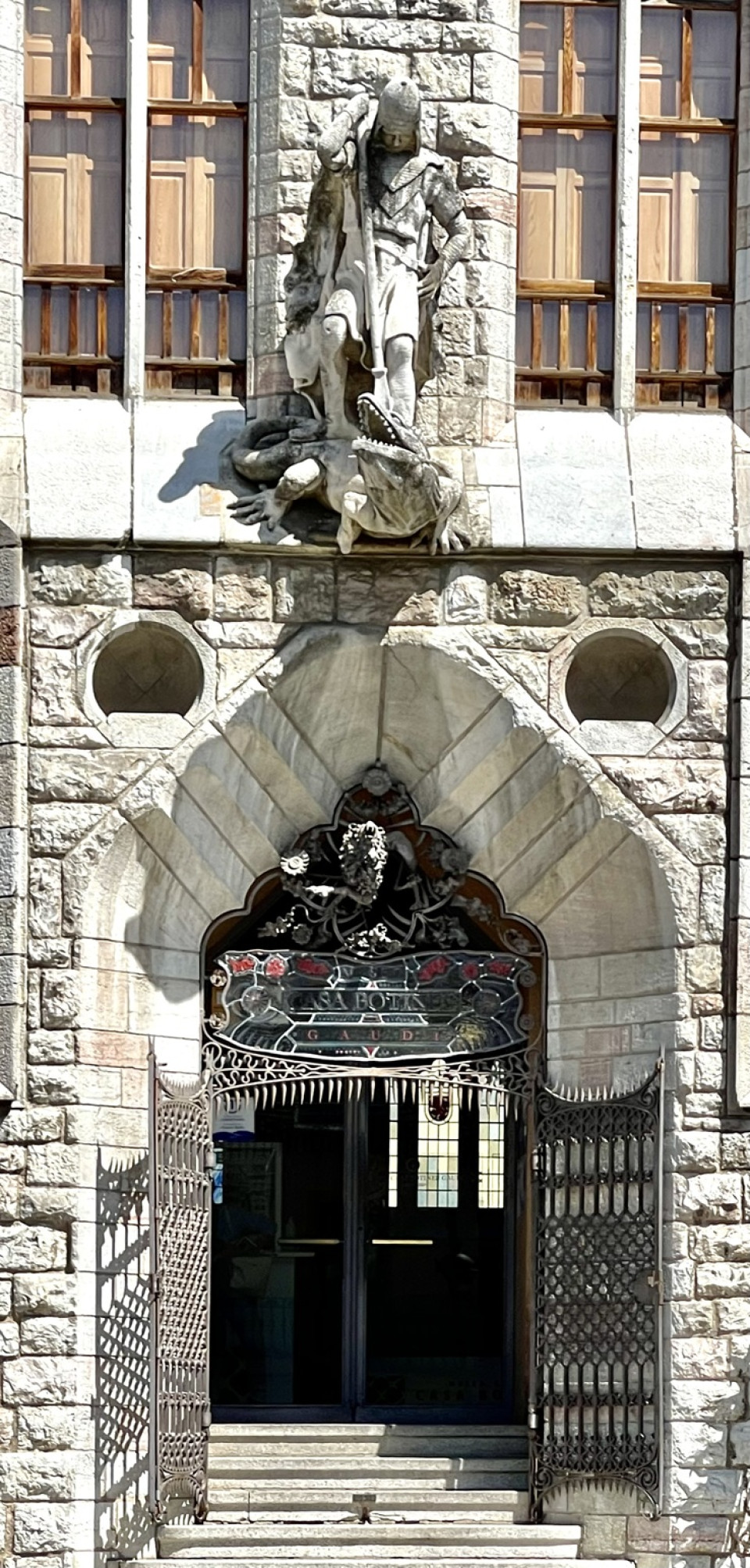 Casa Botines, Entrada