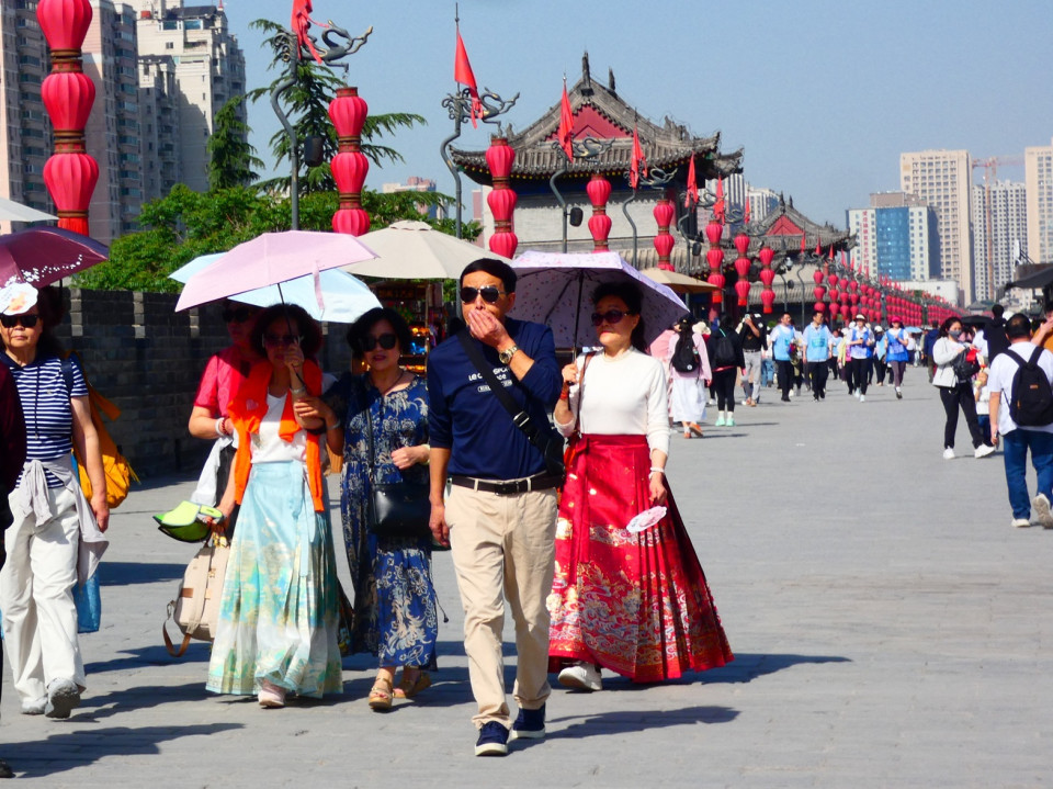 Gente paseando por la muralla de Xi'an
