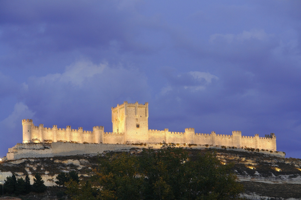 Castillo de Peu00f1afiel, anocheciendo